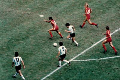 Diego Maradona dribbling v Bélgica at the 1986 World Cup. José Luis Cucciuffo